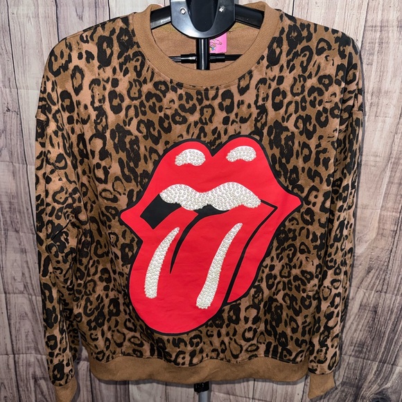Threesuns Home Tops - Boutique Leopard Rolling Stone Lip Vibes Sweatshirt | Pearl Graphic |NWT |Size L